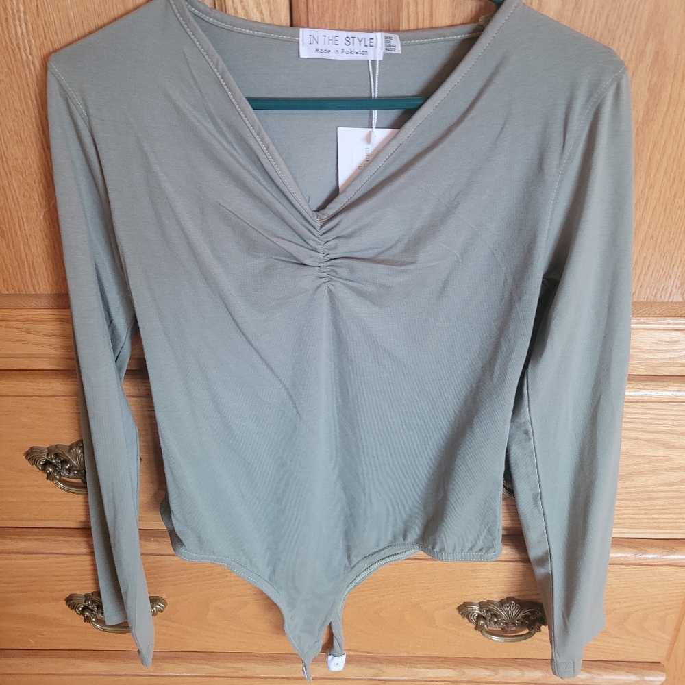 V neckline bodysuit